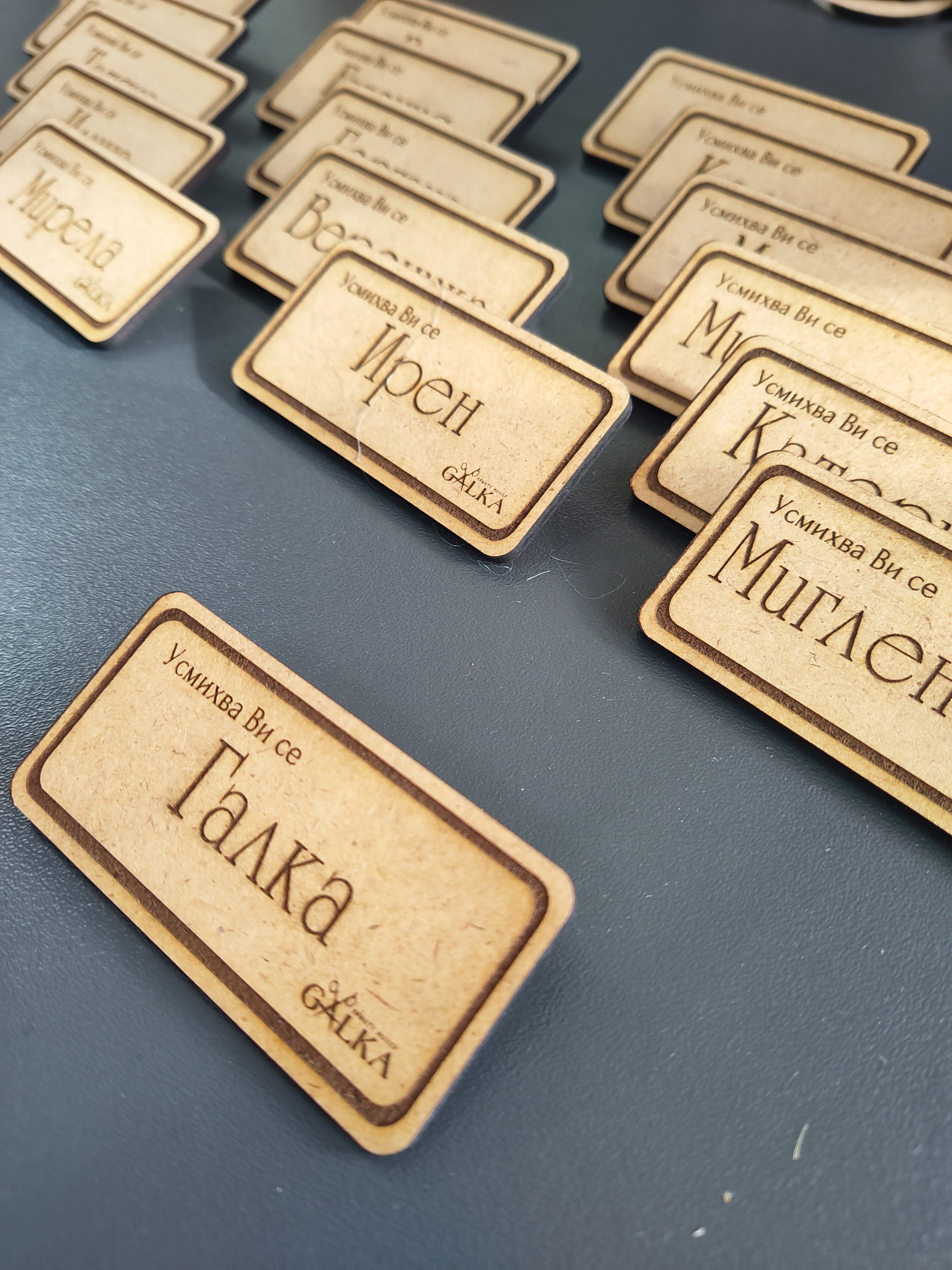 Табелки, значки, баджове.